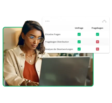 Frau, die an einem Laptop einen Fragebogen bearbeitet
