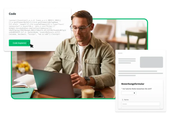 Ein Mann arbeitet an seinem Schreibtisch sitzend am Laptop, um ihn herum Screenshots verschiedener Produkte