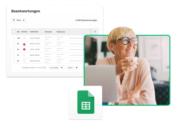 Sitzende, lächelnde Frau mit einer Tasse Kaffee in der Hand, um sie herum Screenshots verschiedener Produkte