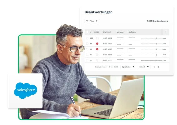 Ein Mann sitzt am Schreibtisch und arbeitet an seinem Laptop, um ihn herum das Salesforce-Logo und SurveyMonkey-Screenshots