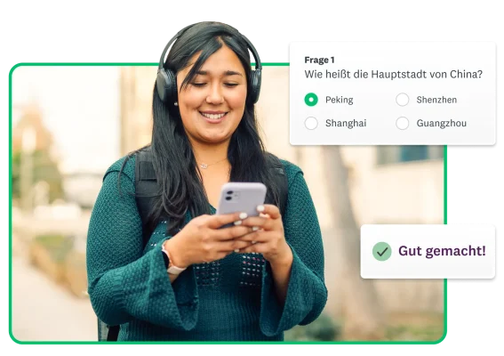 Lächelnde Frau mit Kopfhörern nimmt auf Ihrem Telefon an einem Quiz teil. Daneben ist eine Quiz-Frage nach der Hauptstadt Chinas. Neben der ausgewählten Antwortoption Peking steht ein Glückwunsch.