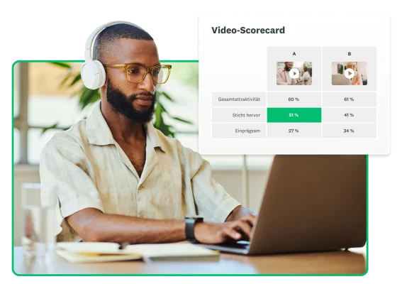 Mann mit Kopfhörer schreibt auf Laptoptastatur, daneben eine Video-Scorecard mit Ergebnissen des Vergleichs zweier Videos