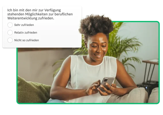 Frau, die auf ihr Handy sieht, und im Hintergrund ein Screenshot einer Erhebung zur beruflichen Entwicklung