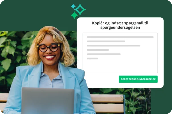 En smilende kvinde med briller sidder på en bænk og kigger på sin bærbare computer. Et overlejring viser en formular med titlen "Kopiér og indsæt dine spørgsmål i spørgeundersøgelsen" og knappen "OPRET SPØRGEUNDERSØGELSE".