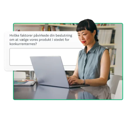kvinde arbejder på bærbar computer
