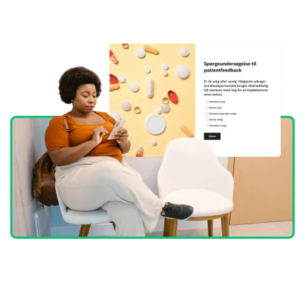 Kvinde, der sidder hos lægen, besvarer en spørgeundersøgelse om patientfeedback på sin telefon