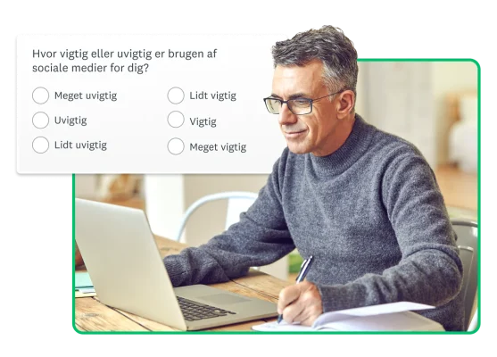 Person sidder med en kuglepen i hånden og kigger på sin bærbare computer. Ved siden af personen er der et SurveyMonkey-spørgsmål, der lyder: "Hvor vigtig eller uvigtig er brugen af sociale medier for dig?"