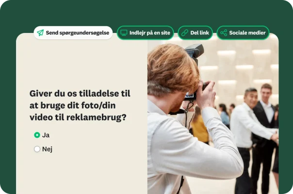 En fotograf, der tager et billede og en digital samtykkeformular med spørgsmålet: "Giver du os tilladelse til at bruge dit foto/din video til reklamebrug?"