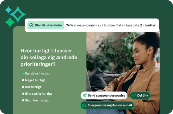 En kvinde på en sofa ser på et spørgeundersøgelsesspørgsmål om en kollegas præstation.