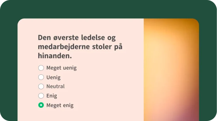 Skabelon til spørgsmål i spørgeundersøgelse om medarbejderengagement der måler tilliden mellem ledelsen og medarbejdere på arbejdspladsen.