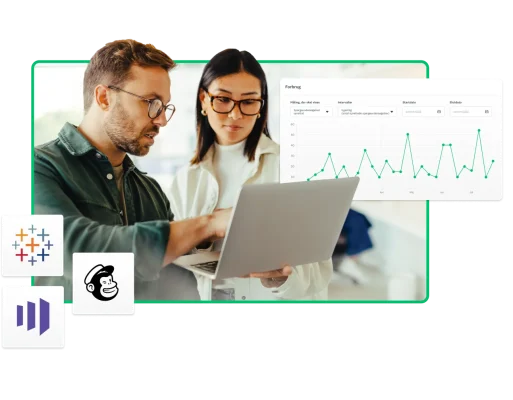 To personer ser på en bærbar computer med linjediagram og ikoner af forskellige SurveyMonkey-integrationer ved siden af, som f.eks. Tableau og Mailchimp
