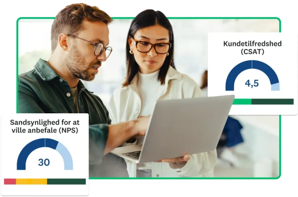 en mand viser en kvinde NPS- og CSAT-resultater på en bærbar computer