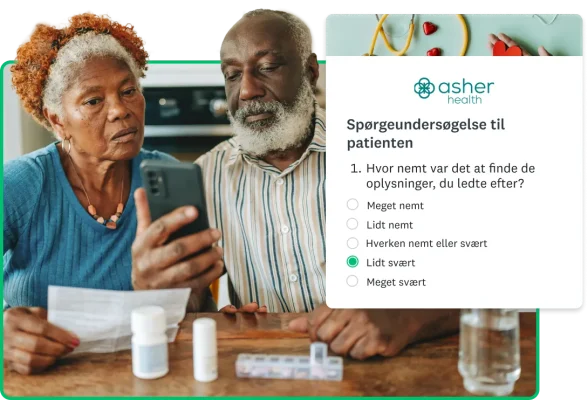 Mand og kvinde ser på en telefon med en åbnet spørgeundersøgelse til patienten