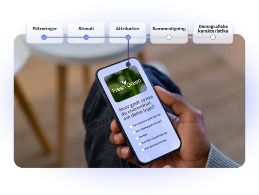 Person ser på et spørgsmål til en spørgeundersøgelse på sin telefon om, hvor godt de kan lide et logo