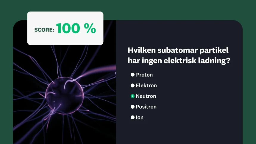 Et multiple choice-spørgsmål i en quiz om subatomare partikler med en plasmakugle i baggrunden og et resultat på 100 %.