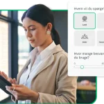 Kvinde ser på tablet ved siden af skærmbillede af SurveyMonkey Audience Panel