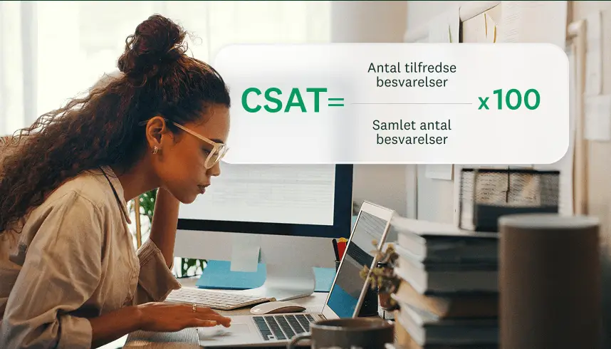 En smilende kvinde med en laptop med en grafisk overlejring, der viser formlen til beregning af CSAT: (antal tilfredse besvarelser/samlet antal besvarelser) x 100.
