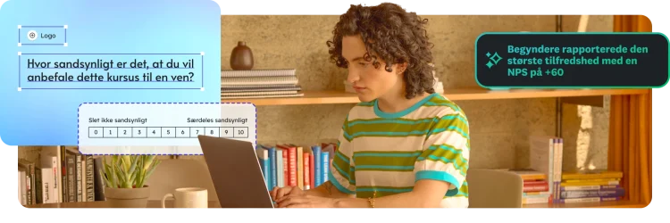 En person arbejder på en bærbar computer, med en overlejring af en spørgeundersøgelse til kursusanbefaling og en billedtekst til en NPS®‑score.