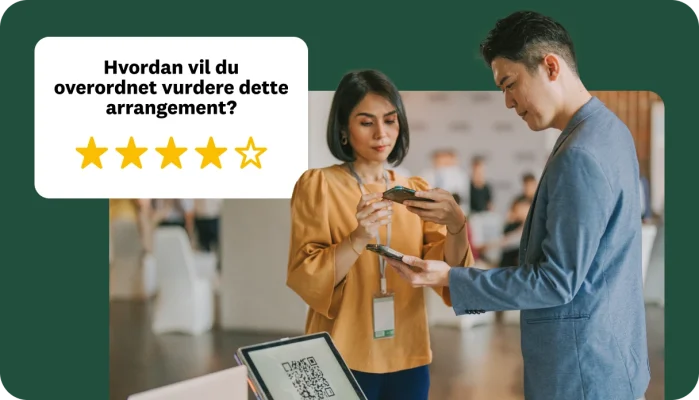 To personer ved et arrangement, der bruger deres telefoner til at scanne en QR-kode på en tablet, med en overlejring, der viser en firestjernet bedømmelse i en spørgeundersøgelse arrangementet.
