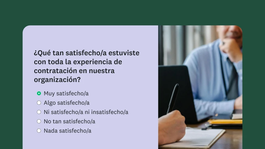 Una entrevista en persona con una pregunta de encuesta superpuesta sobre la experiencia general con el proceso de contratación.