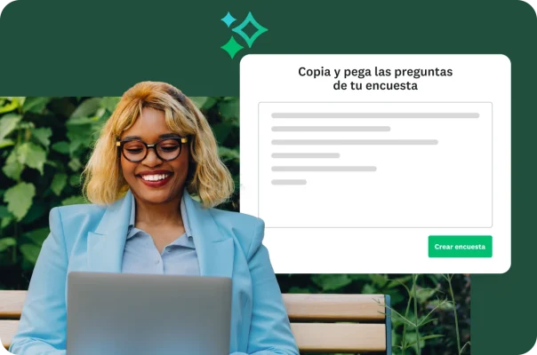 Una mujer sonriente con anteojos rojos que está sentada en una banca y mira su computadora portátil. A su lado, una captura de pantalla con el título “Copia y pega las preguntas de tu encuesta” y el botón “Crear encuesta”.