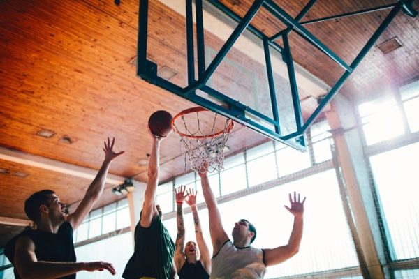 Hombres jugando basquetbol