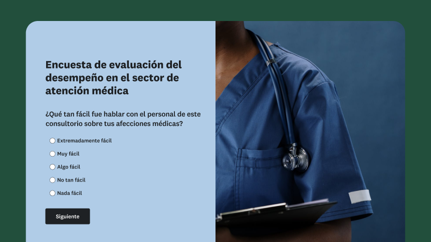 Una encuesta de evaluación del desempeño en el sector de atención médica con una pregunta sobre la facilidad para hablar con el personal. Al fondo, un profesional médico con bata y estetoscopio que sostiene una carpeta.