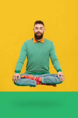Hombre haciendo yoga para tener una buena salud mental