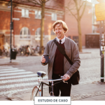 Hombre sonriente con bicicleta. Pie de imagen: estudio de caso