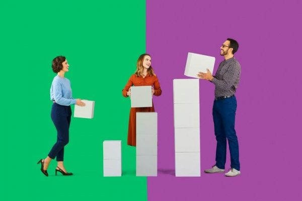 Personas construyendo con bloques