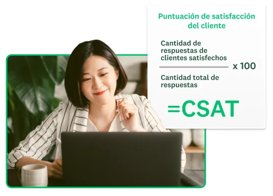 Una mujer sentada en un escritorio trabaja en una computadora, junto ella se muestra la fórmula de CSAT.
