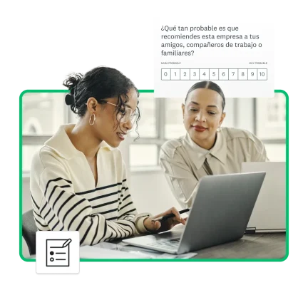 Dos personas que ven la pantalla de una computadora portátil con una captura de pantalla de la pregunta principal de NPS