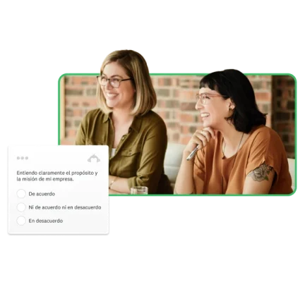dos mujeres trabajan en una encuesta