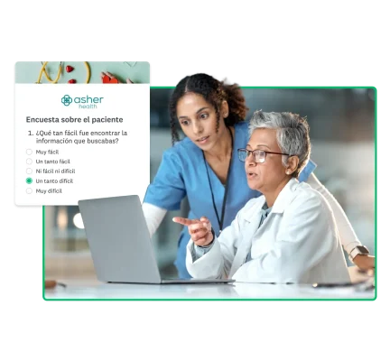 dos trabajadores de atención médica viendo una computadora