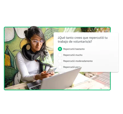mujer trabaja en una encuesta para una organización sin fines de lucro