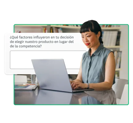 Mujer responde una pregunta de encuesta en una laptop