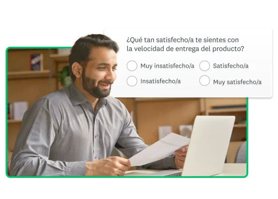 Persona con una hoja de papel en la mano que mira la pantalla de una computadora portátil junto a la pregunta “¿Qué tan satisfecho/a te sientes con la velocidad de entrega de productos?”
