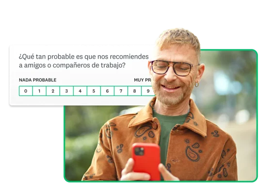 Persona que usa anteojos y sostiene un teléfono, junto a la pregunta de NPS “¿Qué tan probable es que nos recomiendes a amigos o compañeros de trabajo?”