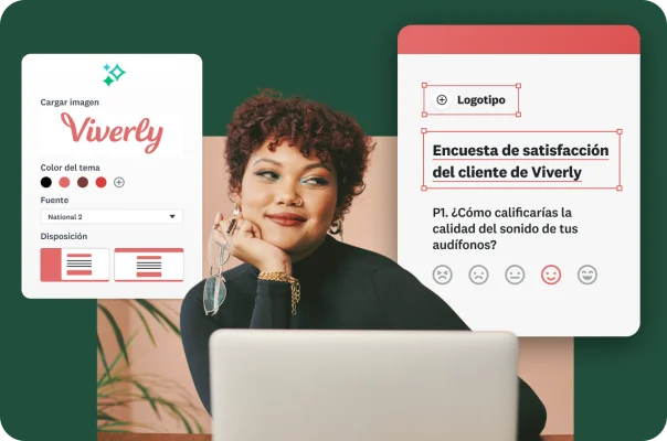 Una mujer sonríe y mira su computadora portátil con opciones de estilo de encuesta superpuestas, como: cargar un logotipo, seleccionar un color de tema y editar una encuesta de satisfacción del cliente de Viverly.