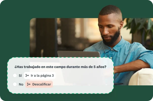 Un hombre usa una computadora portátil. En la esquina inferior izquierda, se muestra una pregunta de encuesta superpuesta con opciones de descalificación y lógica de exclusión.
