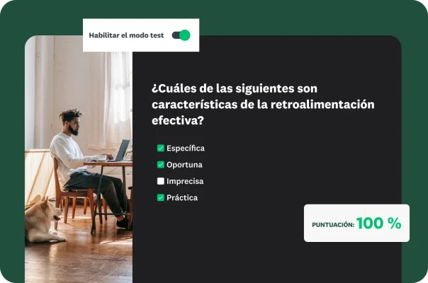 Hombre sentado frente a una computadora portátil con un gráfico de una interfaz que tiene el modo test habilitado, una puntuación del 100 % y la pregunta: ¿Cuáles de las siguientes son características de la retroalimentación efectiva?, con cuatro opciones de respuesta: Específica, oportuna, imprecisa y práctica.