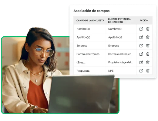 Captura de pantalla de un panel de asociación de campos junto a una mujer que trabaja en una computadora.