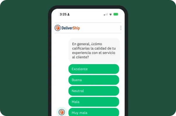 Teléfono celular que muestra una pregunta sobre cómo la persona encuestada calificaría la calidad de su experiencia con el servicio al cliente