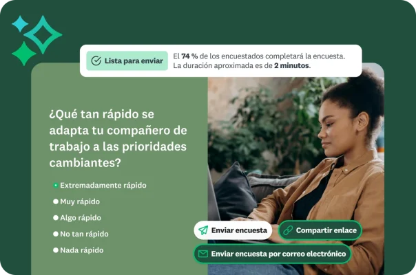 Una mujer sentada en un sofá mira una pregunta de una encuesta sobre el desempeño de un compañero de trabajo.