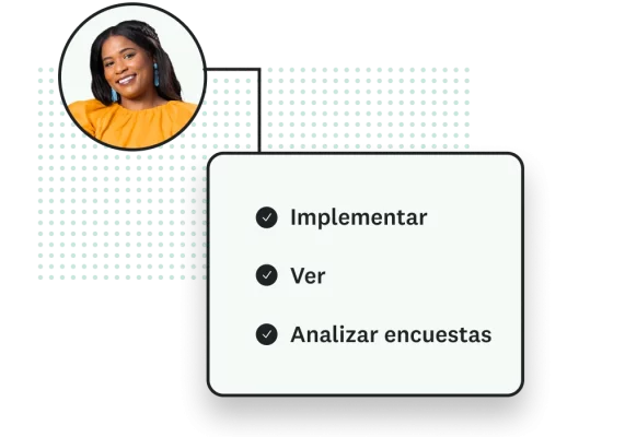 Mujer sonríe junto a una lista que dice: implementar, ver, analizar encuestas