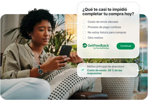 Mujer responde una encuesta de GetFeedback desde su celular en la que se le pregunta sobre los posibles motivos para abandonar una compra.