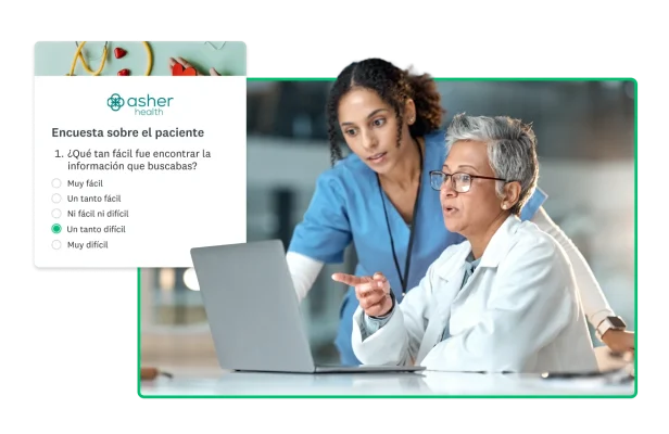 Dos mujeres con bata y atuendo de laboratorio mirando la pantalla de una computadora portátil, junto a la captura de pantalla de la encuesta de pacientes