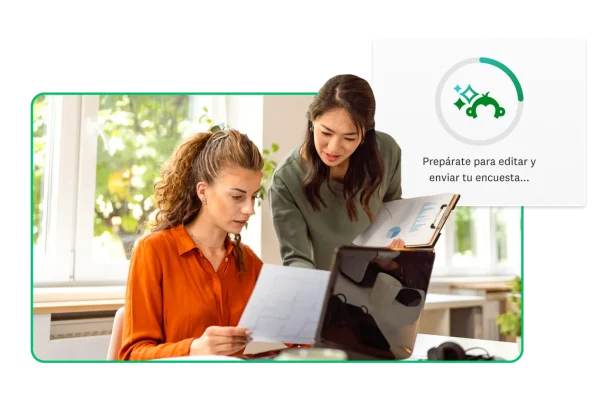 Dos personas miran una gráfica, junto a una captura de pantalla del proceso de creación de encuestas de SurveyMonkey