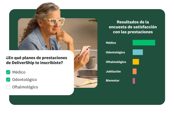 Una mujer mira su teléfono. En un recuadro superpuesto se muestra una pregunta de encuesta sobre las prestaciones a las que una persona está inscrita. A la derecha hay una gráfica de barras que muestra los resultados de la encuesta de satisfacción con las prestaciones médicas, odontológicas, oftalmológicas, de jubilación y bienestar.