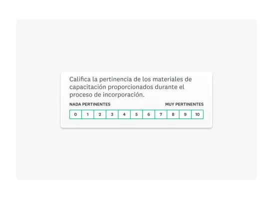 Empleados revisando los resultados de una encuesta de satisfacción del cliente.